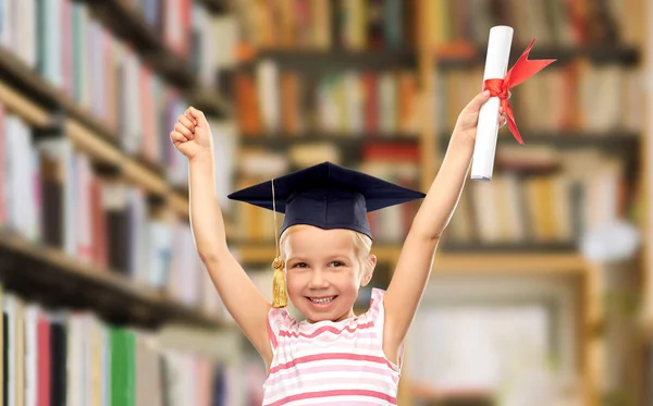 Niña feliz en mortero con diploma —  Fotos de Stock