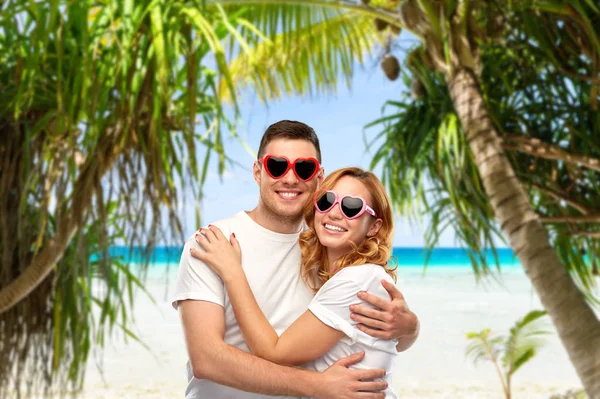 Szczęśliwa para w białych koszulkach i okularach przeciwsłonecznych — Zdjęcie stockowe
