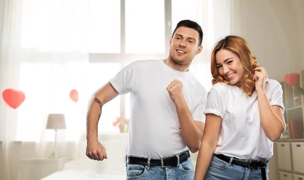 Feliz pareja bailando el día de San Valentín en el dormitorio —  Fotos de Stock