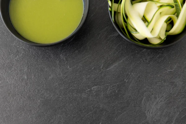 Skalad eller skivad zucchini och gräddsoppa i skål — Stockfoto