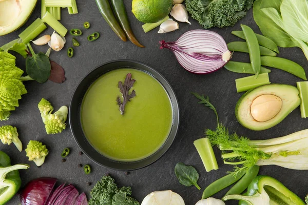Groene groenten en room soep in keramische kom — Stockfoto