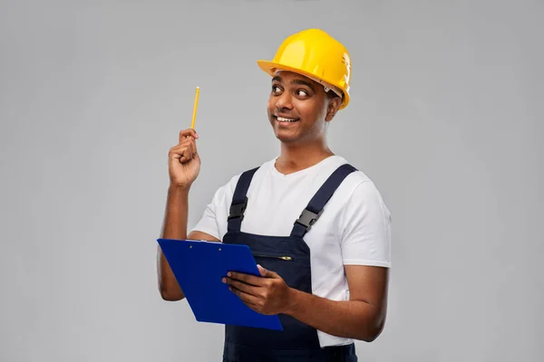 Construtor com prancheta e lápis tendo ideia — Fotografia de Stock