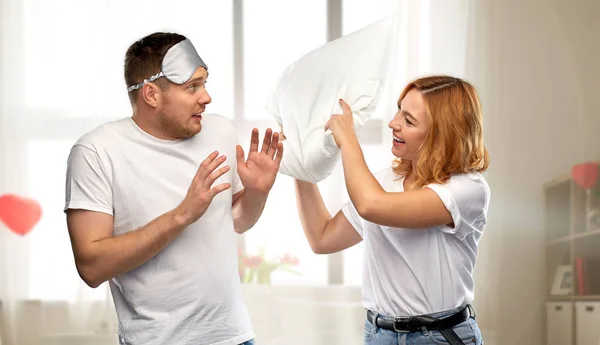 枕の戦いを持つアイスリーピングマスクを持つカップル — ストック写真
