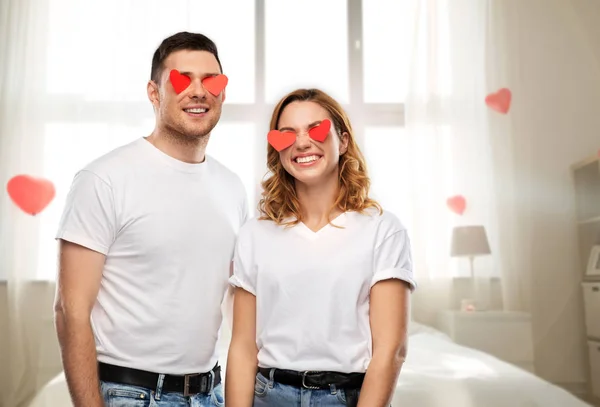 Šťastný pár s červenými srdci místo očí — Stock fotografie