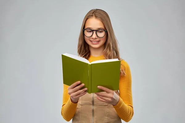 Adolescente menina estudante em óculos livro de leitura Imagem De Stock