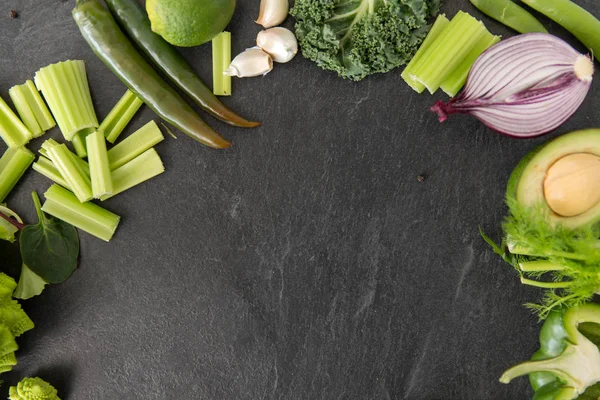 Primer plano de diferentes verduras verdes —  Fotos de Stock
