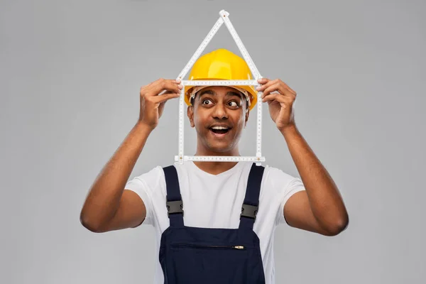Heureux constructeur indien avec règle en forme de maison — Photo