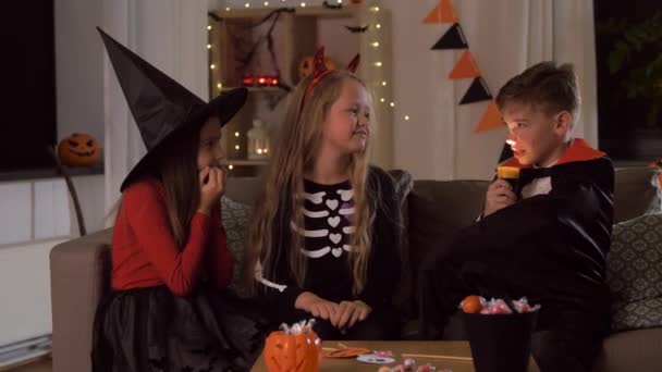 Ungar i halloween kostymer leker hemma — Stockvideo