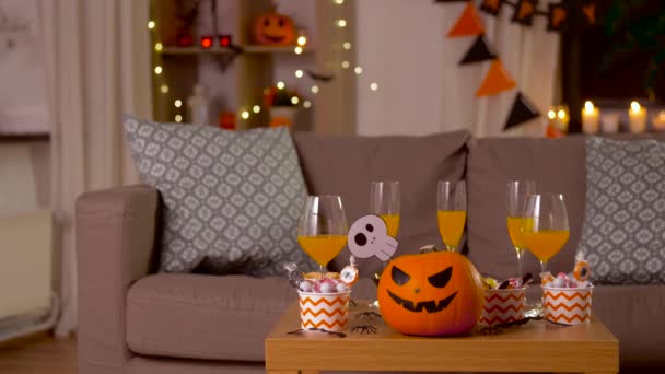 Halloween dekorációk és kezeli az asztalon otthon — Stock videók