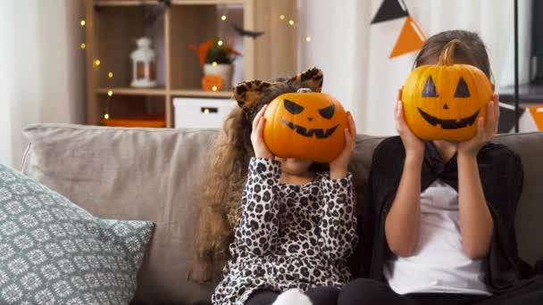 Chicas en disfraces de Halloween con calabazas en casa — Vídeo de stock