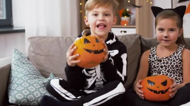 Kinder in Halloween-Kostümen mit Kürbissen zu Hause — Stockvideo