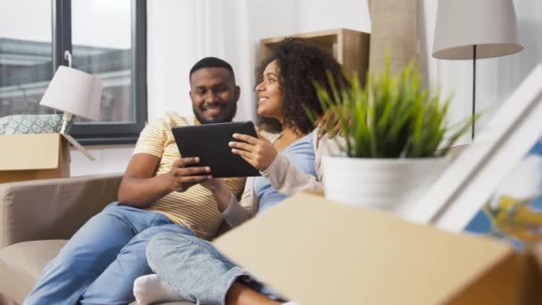 Casal feliz com computador tablet pc em nova casa — Vídeo de Stock