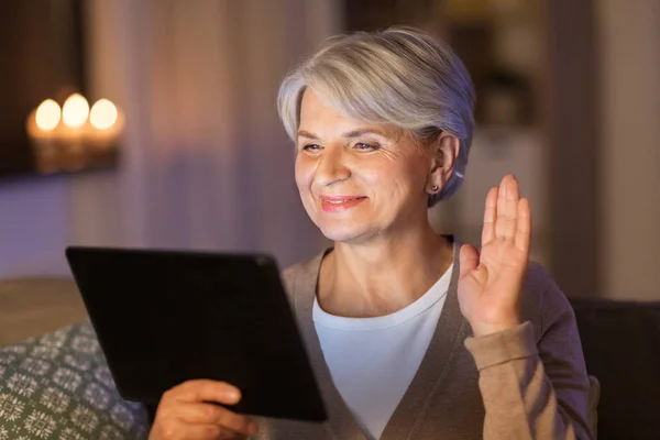 Mulher velha feliz com tablet pc ter chamada de vídeo — Fotografia de Stock