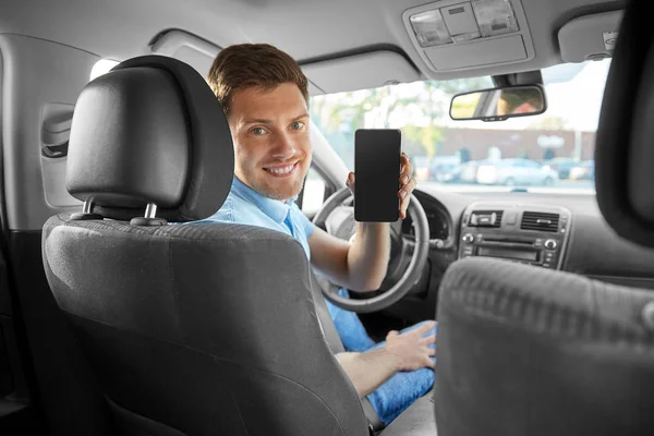 Homem ou motorista de carro mostrando smartphone — Fotografia de Stock