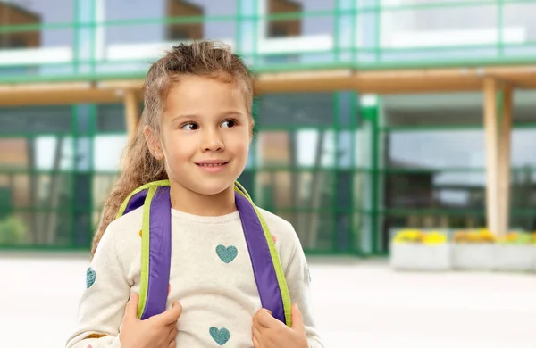 Glad liten flicka med skolan ryggsäck — Stockfoto
