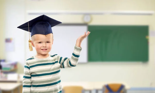 Mały chłopiec w moździerzu pokładzie w szkole — Zdjęcie stockowe