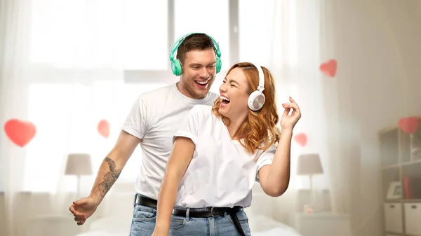 Feliz pareja en auriculares bailando —  Fotos de Stock