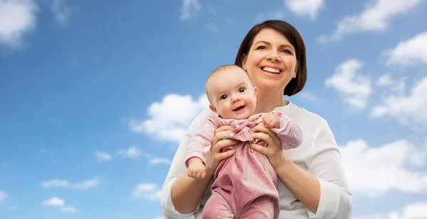 Glad medelålders mamma med liten dotter — Stockfoto