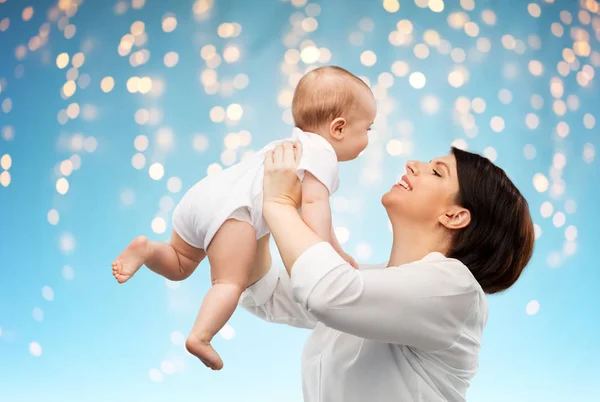 Glad medelålders mamma med liten dotter — Stockfoto