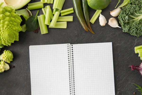 Legume verzi și jurnal cu pagini goale — Fotografie, imagine de stoc