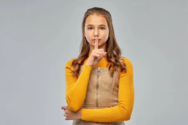 Jovem adolescente fazendo gesto de silêncio — Fotografia de Stock