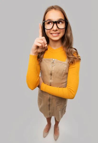 Улыбающаяся девочка-подросток в очках — стоковое фото