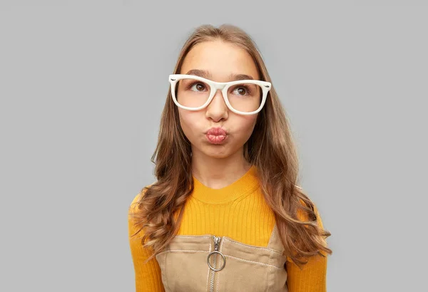 Adolescent étudiant fille dans lunettes fabrication visages — Photo