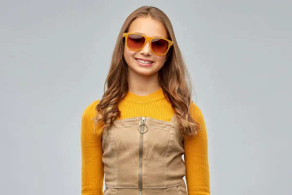 Lächelndes junges Mädchen mit Sonnenbrille — Stockfoto