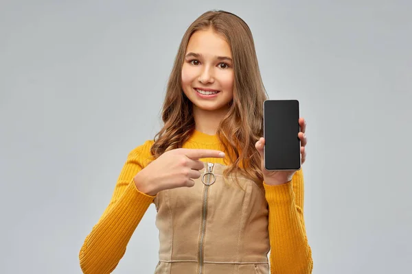 Sourire adolescent fille montrant smartphone — Photo