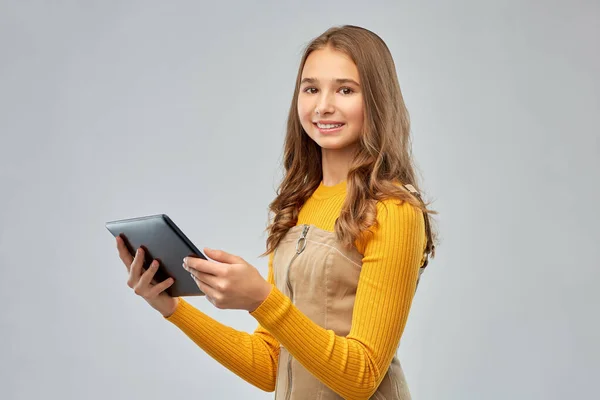 Teenage girl using tablet computer — Stock Photo, Image