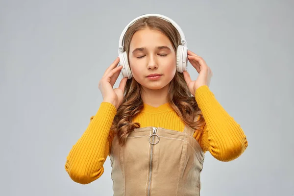 戴耳机听轻松音乐的少女 — 图库照片