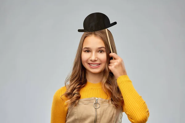 Sorridente ragazza adolescente con cappello a bombetta vintage nero — Foto Stock