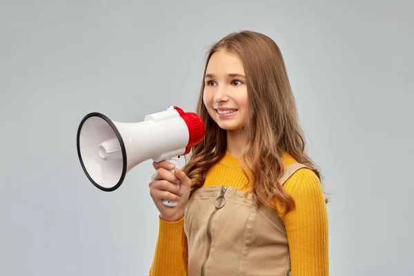 Sorridente ragazza adolescente che parla al megafono — Foto Stock