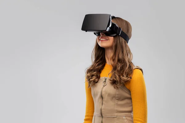 Tiener meisje in vr bril over grijs achtergrond — Stockfoto