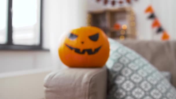 Calabaza jack-o-linterna en casa en Halloween — Vídeos de Stock