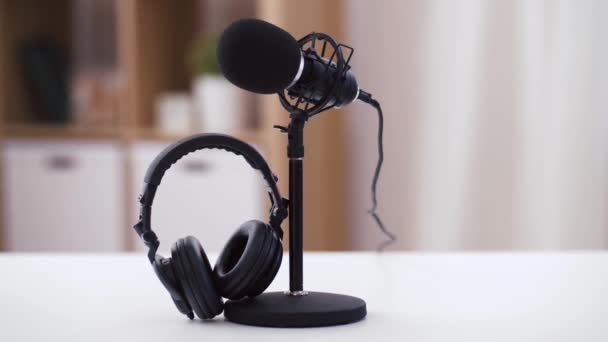 Ev ofisinde kulaklık ve mikrofon — Stok video