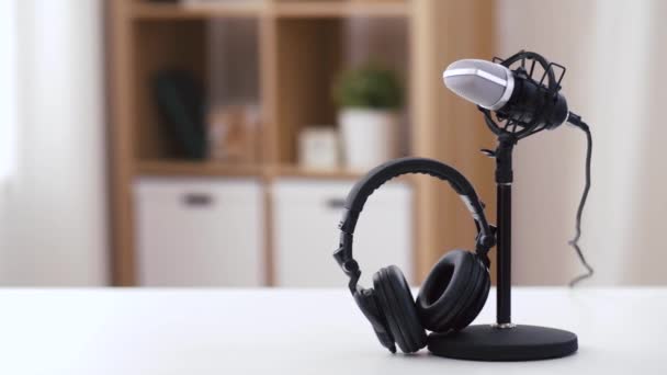 Наушники и микрофон в домашнем офисе — стоковое видео
