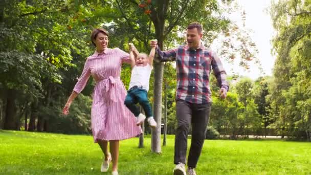 Familia feliz divertirse en el parque de verano — Vídeos de Stock