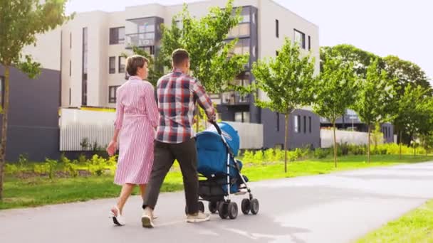 도시를 따라 걷는 유모차에 아기와 함께 가족 — 비디오
