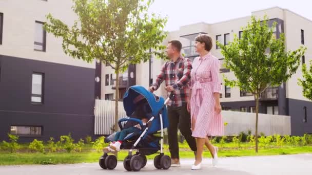 Şehir boyunca yürüyen bebek arabası bebek ile aile — Stok video