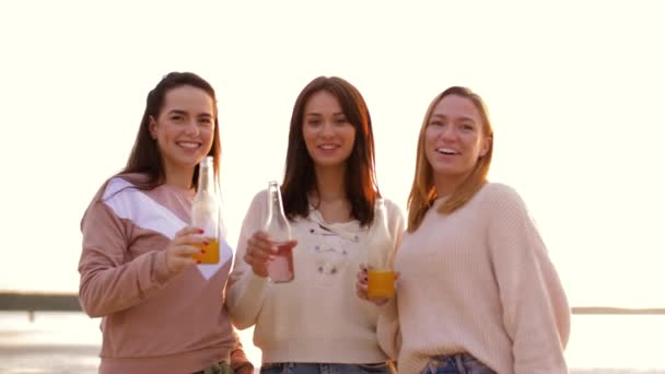 Fiatal nők toasting alkoholmentes italok a strandon — Stock videók