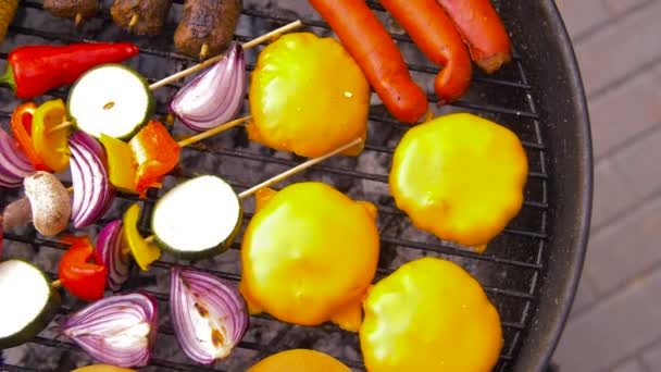 Barbacoa carne de kebab y verduras a la parrilla — Vídeos de Stock