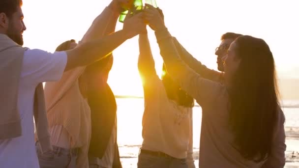 Amigos brindar bebidas no alcohólicas en la playa — Vídeos de Stock