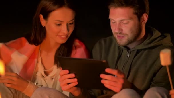 Amigos com marshmallow e tablet pc no fogo — Vídeo de Stock