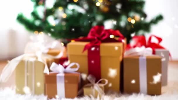 Cajas de regalo en piel de oveja cerca del árbol de Navidad — Vídeos de Stock