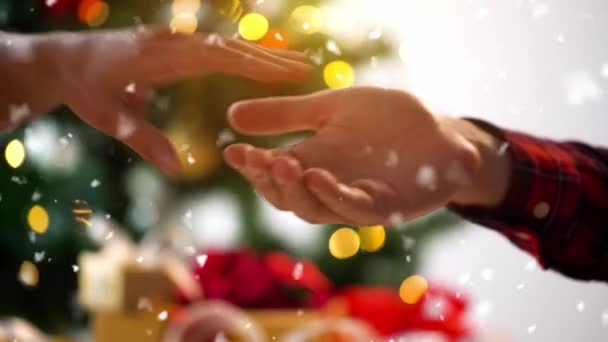 Pár keze gyémánt gyűrű karácsonykor — Stock videók