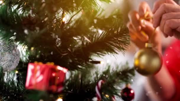 Mujer mayor decorando árbol de Navidad — Vídeos de Stock