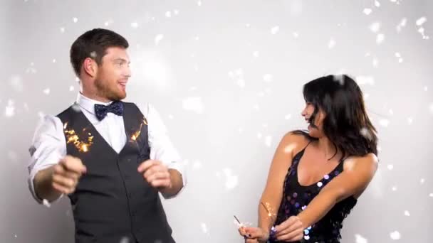 Casal com faíscas dançando na festa de Natal — Vídeo de Stock