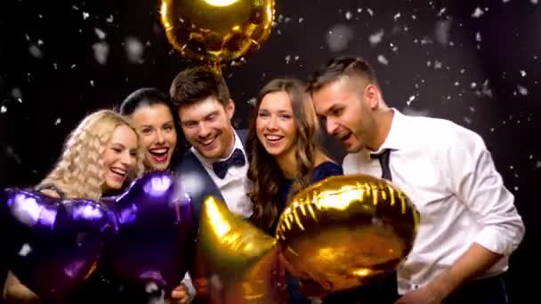 Amici felici a Natale o festa di Capodanno — Video Stock