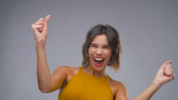 Glücklich lachende junge Frau feiert Erfolg — Stockvideo